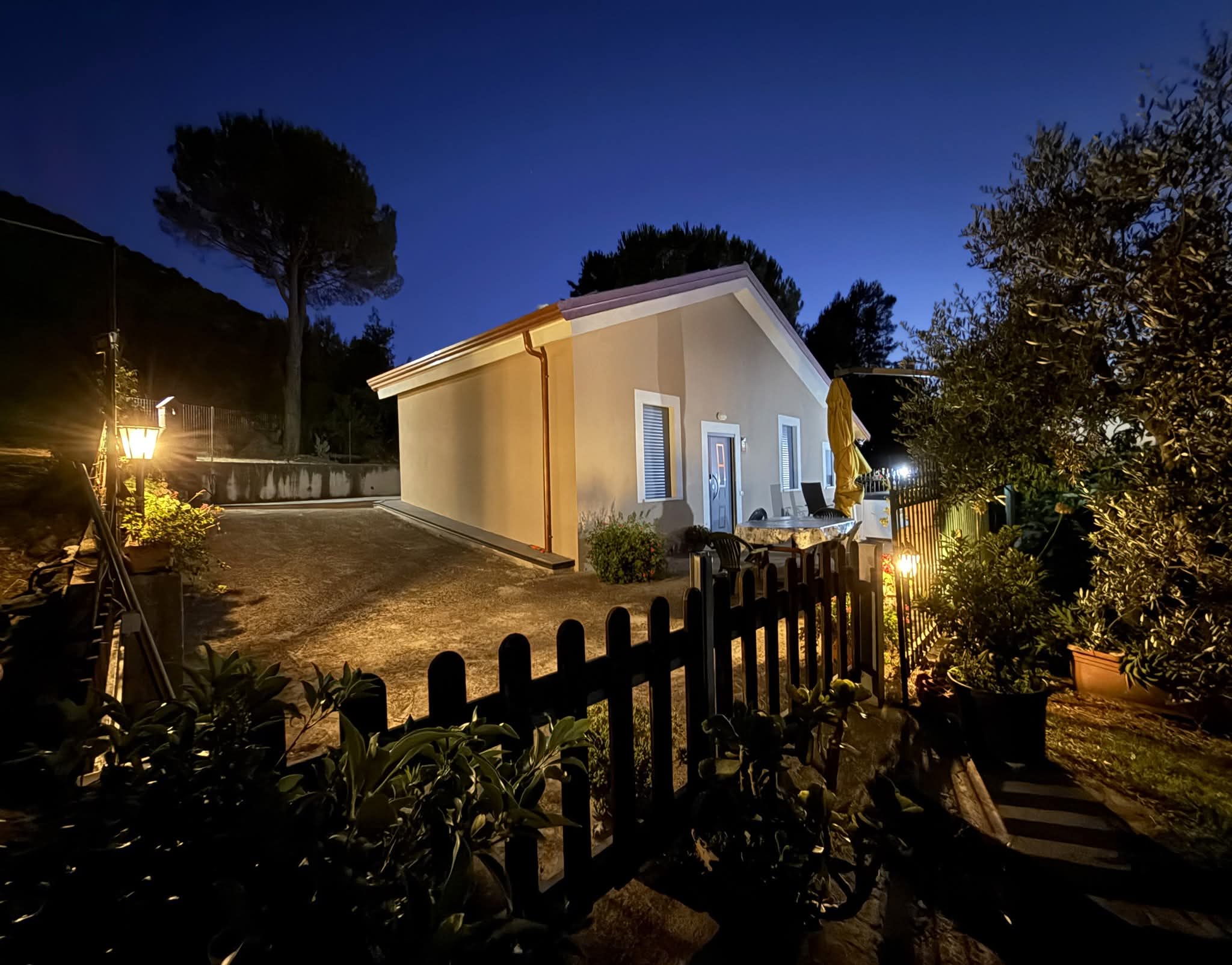 La sera a La Custarella — Un’atmosfera magica al calar della sera, tra luci soffuse e quiete assoluta